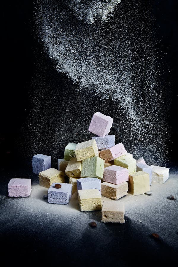 Marshmallows polvilhados com o a??car pulverizado em um fundo preto Marshmallows naturais para o fogo Alimento do voo Close up de imagem de stock royalty free Marshmallows polvilhados com o a??car pulverizado em um fundo preto Marshmallows naturais para o fogo Alimento do voo Close up de imagem de stock royalty free