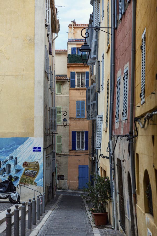 Marsiglia, Francia, 10/06/2019: Strada stretta con case di colori diversi nella città vecchia immagini stock Marsiglia, Francia, 10/06/2019: Strada stretta con case di colori diversi nella città vecchia immagini stock