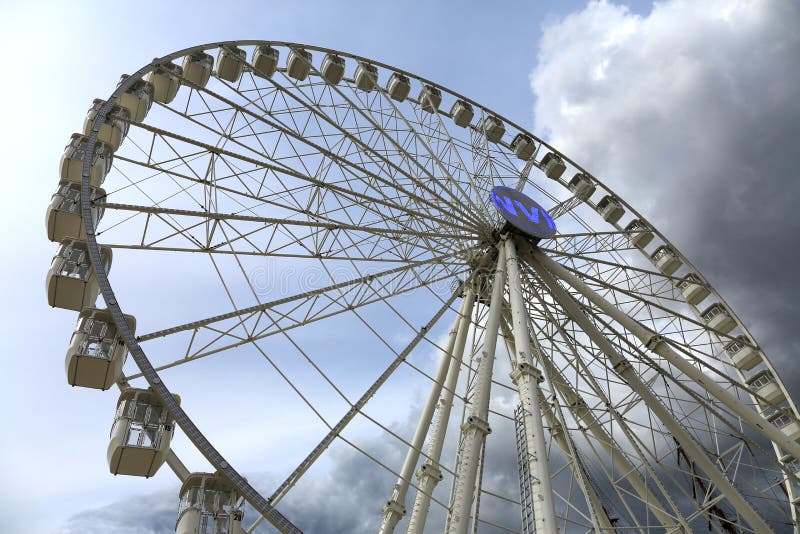 Marsiglia, Provenza, Francia - 1o maggio 2018: Ruota panoramica a Marsiglia Vecchio porto di Marsiglia fotografia stock Marsiglia, Provenza, Francia - 1o maggio 2018: Ruota panoramica a Marsiglia Vecchio porto di Marsiglia fotografia stock