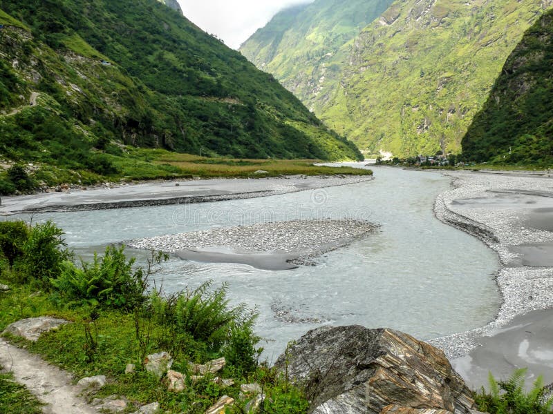 Marsyangdi flod nära Tal - Nepal royaltyfri fotografi Marsyangdi flod nära Tal - Nepal royaltyfri fotografi