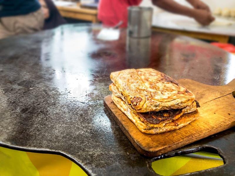 Martabak Telor oder gestopftes Omelet Pancake Fried Brot. Eine traditionelle Minang- oder Padang-Küche auf dem flachen Bratpfan stockbild Martabak Telor oder gestopftes Omelet Pancake Fried Brot. Eine traditionelle Minang- oder Padang-Küche auf dem flachen Bratpfan stockbild