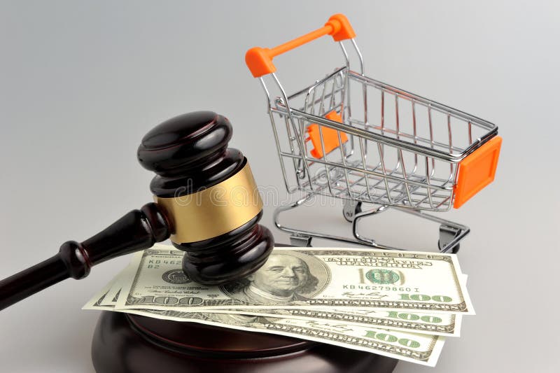 Marteau de juge, de chariot et d'argent sur le gris image stock Marteau de juge, de chariot et d'argent sur le gris image stock