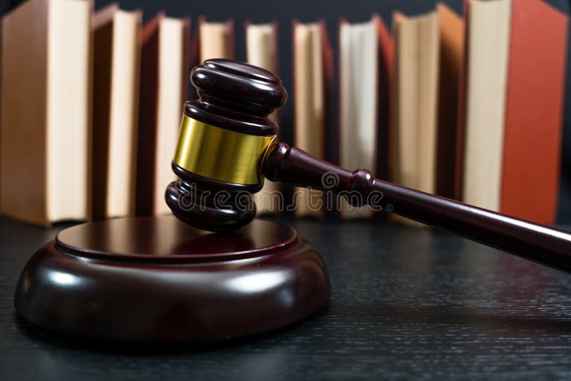Marteau de juge près de la pile des livres images stock Marteau de juge près de la pile des livres images stock