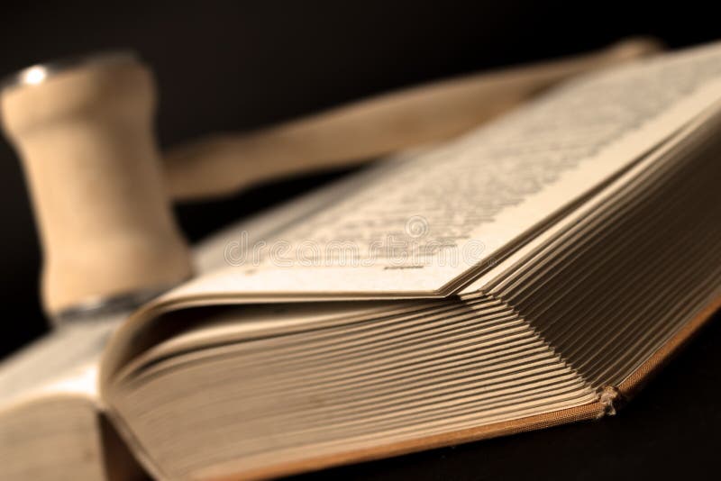 Marteau en bois et vieux livre de loi photographie stock libre de droits