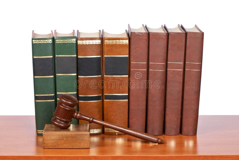 Marteau en bois et vieux livres de loi images libres de droits