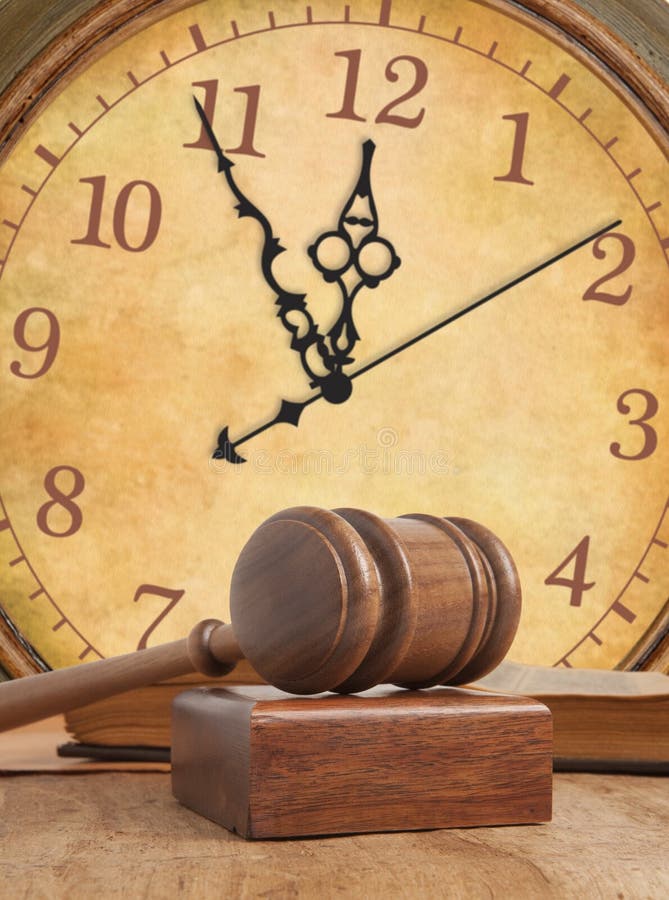 Marteau et horloge en bois photos libres de droits