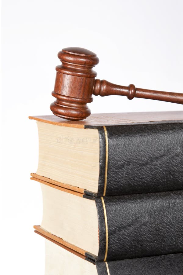 Marteau et livres de loi en bois image libre de droits
