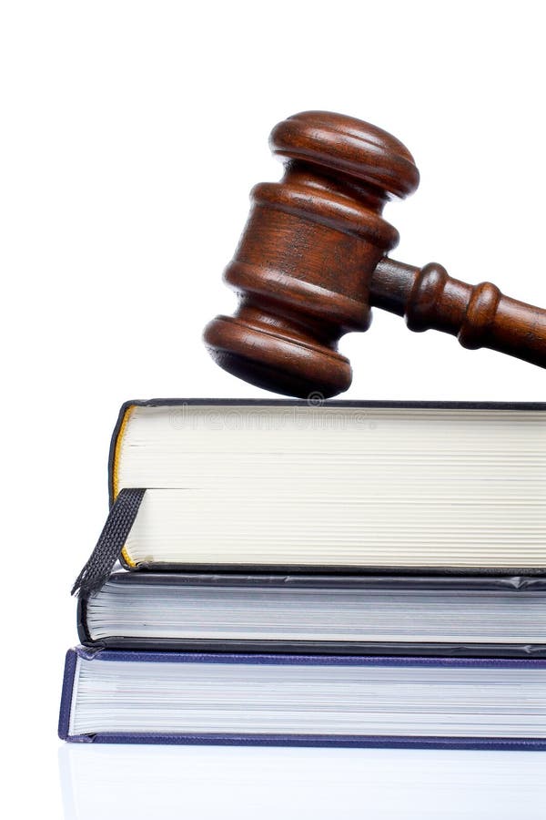 Marteau et livres de loi en bois photo stock