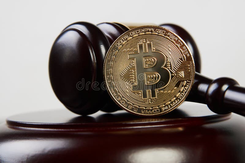 Martelletto dell'asta e cryptocurrency del bitcoin immagine stock libera da diritti Martelletto dell'asta e cryptocurrency del bitcoin immagine stock libera da diritti