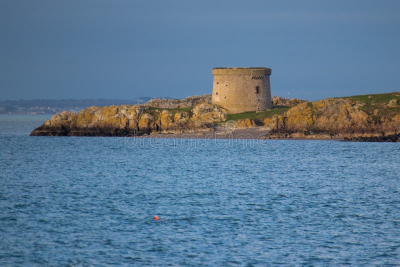 Martello-Rundenturm-Seeverteidigung in Irland lizenzfreies stockbild Martello-Rundenturm-Seeverteidigung in Irland lizenzfreies stockbild