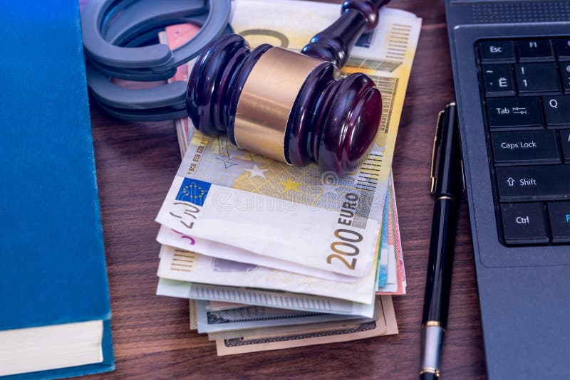 Martelo de madeira, algemas e euro- contas, portátil imagem de stock Martelo de madeira, algemas e euro- contas, portátil imagem de stock