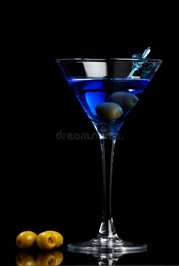 Cocktail Blu Di Martini in Vetro Con L'arancia Sulla Barra Deliziosa E