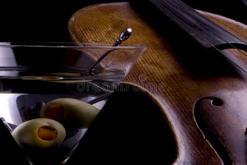 Martini com violino fotografia de stock Martini com violino fotografia de stock
