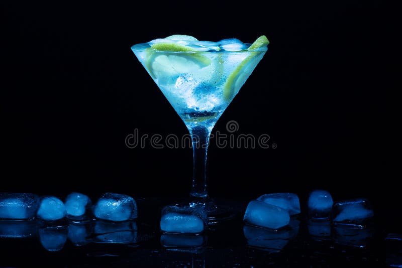 Martini de cóctel con hielo y cal en un vaso imagen de archivo Martini de cóctel con hielo y cal en un vaso imagen de archivo