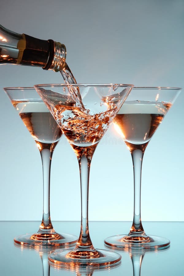 Martini, der in ein Glas gegossen wird lizenzfreie stockfotos Martini, der in ein Glas gegossen wird lizenzfreie stockfotos