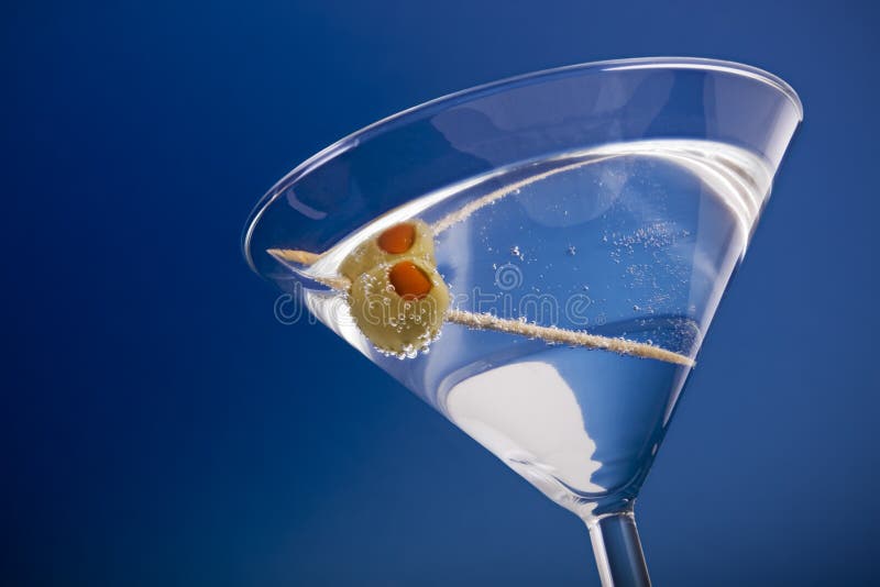 Martini met olijf stock afbeelding Martini met olijf stock afbeelding