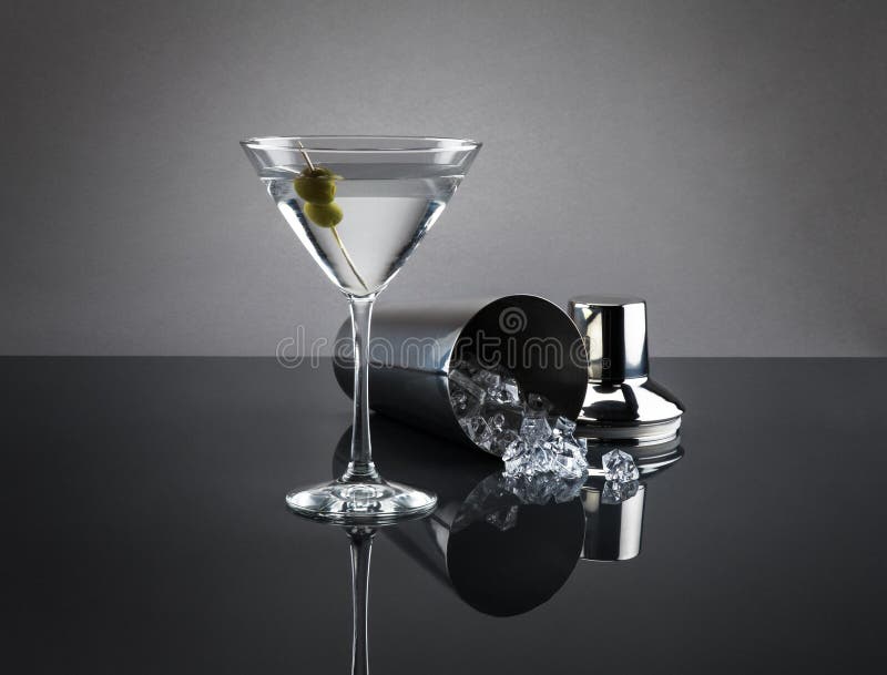 Martini potrząsacz na popielatym tle i szkło zdjęcie stock Martini potrząsacz na popielatym tle i szkło zdjęcie stock
