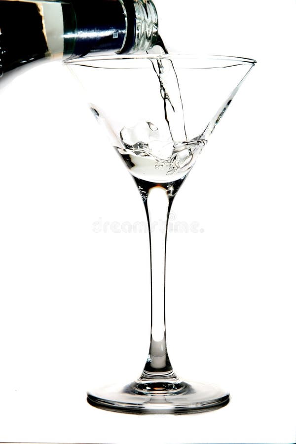 Martini Que Es Vertido En Un Vidrio Foto de archivo Imagen de noche, sacudarido 4715580