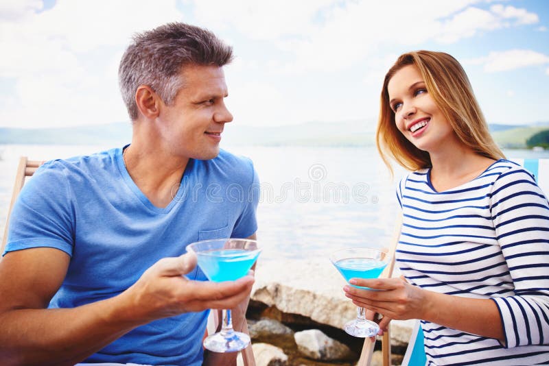 Martini sur la plage photo stock