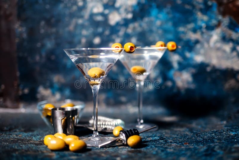 Martini z oliwnym garnirunkiem Długiego napoju alkoholiczki koktajl zdjęcia stock Martini z oliwnym garnirunkiem Długiego napoju alkoholiczki koktajl zdjęcia stock