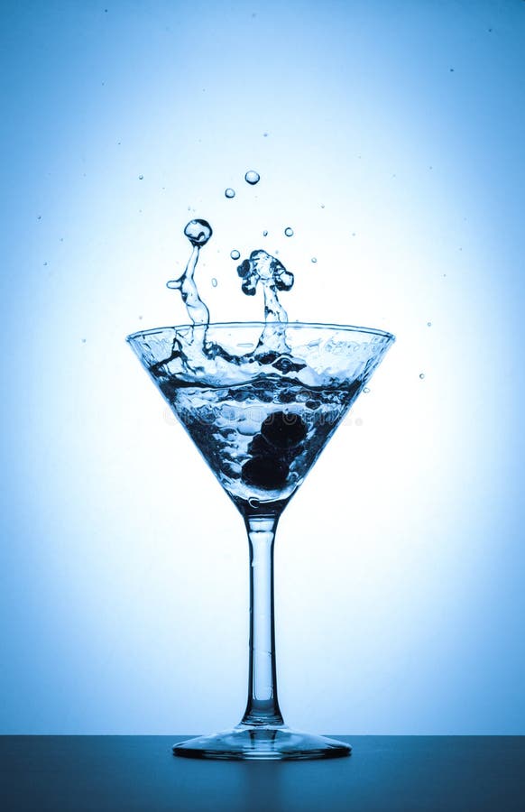Martini κοκτέιλ παφλασμός γυαλιού στο άσπρο και μπλε υπόβαθρο κλίσης στοκ εικόνες με δικαίωμα ελεύθερης χρήσης Martini κοκτέιλ παφλασμός γυαλιού στο άσπρο και μπλε υπόβαθρο κλίσης στοκ εικόνες με δικαίωμα ελεύθερης χρήσης