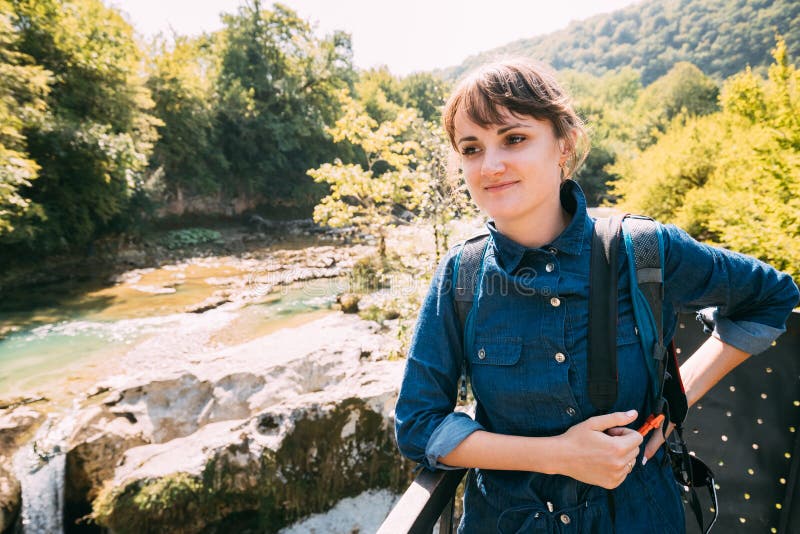 Martvili峡谷,乔治亚 享受在Martvili峡谷的旅游年轻美丽的相当白种人女孩妇女参观 库存照片 Martvili峡谷,乔治亚 享受在Martvili峡谷的旅游年轻美丽的相当白种人女孩妇女参观 库存照片