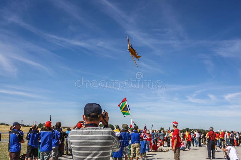 Marugan, Spanien - 08 26 2012: Die großen Gruppen der internationalen Sportteams passen das airshow vor dem Weltwettbewerb in f a lizenzfreie stockfotografie Marugan, Spanien - 08 26 2012: Die großen Gruppen der internationalen Sportteams passen das airshow vor dem Weltwettbewerb in f a lizenzfreie stockfotografie