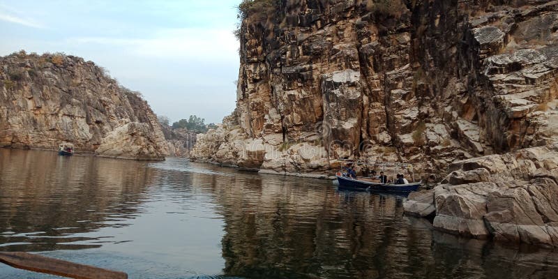 Marvel vaggar eller berget med flodmaaen Narmada, Jabalpur Indien arkivbild Marvel vaggar eller berget med flodmaaen Narmada, Jabalpur Indien arkivbild