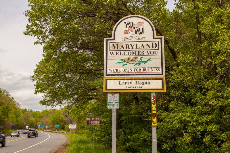 Maryland välkomnar vägskylten på scenen på väg 15 vid gränsen till Maryland och virginia. arkivfoto