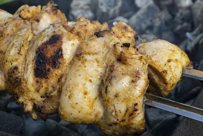 Marynowany kurczaka kebab gotuje na grillu na węglach obrazy royalty free Marynowany kurczaka kebab gotuje na grillu na węglach obrazy royalty free