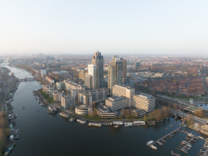 23 marzo 2022, amsterdam nei paesi bassi. edifici per ufficio. antenna di amsterdam skyline lungo il fiume amstel fotografia stock