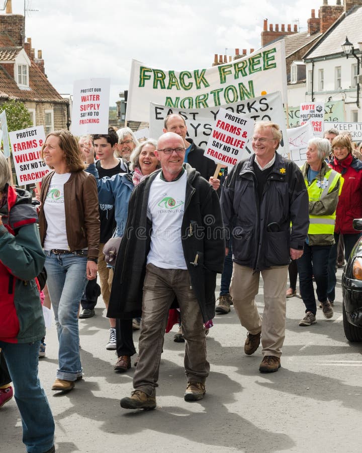 Marzo anti-Fracking - Malton - Ryedale - Yortkshire del norte - Reino Unido imagen de archivo