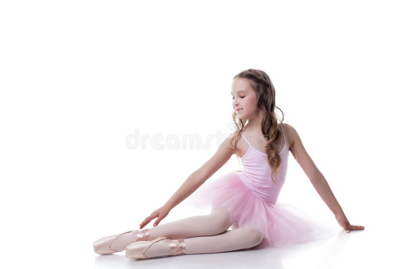 Marzycielska młoda balerina odizolowywająca na białym tle