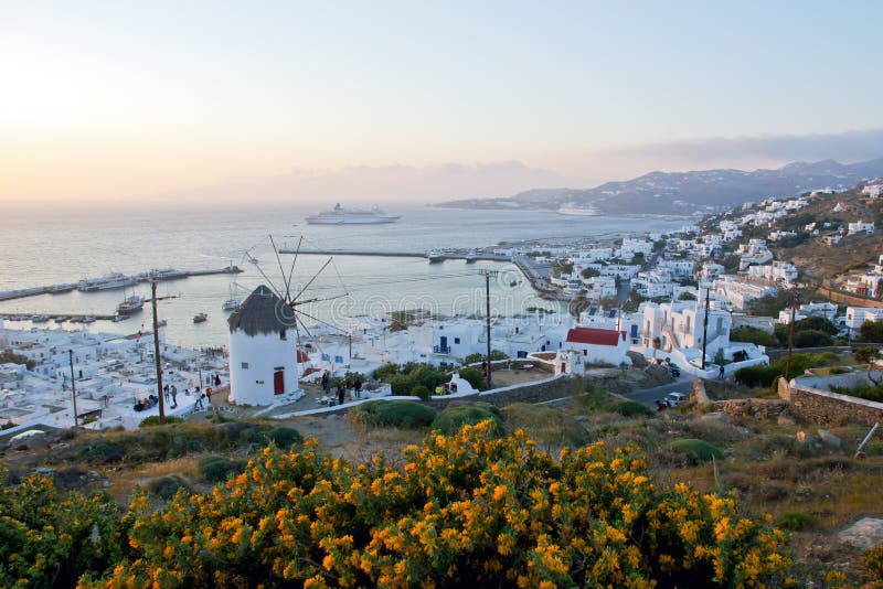 Marzycielski zmierzch nad Mykonos miasteczkiem i tradycyjnym wiatraczkiem, Cyclades, Grecja obraz stock Marzycielski zmierzch nad Mykonos miasteczkiem i tradycyjnym wiatraczkiem, Cyclades, Grecja obraz stock