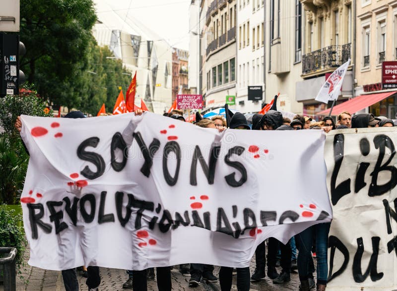 março político durante um dia de âmbito nacional francês contra o la de Macrow fotografia de stock março político durante um dia de âmbito nacional francês contra o la de Macrow fotografia de stock