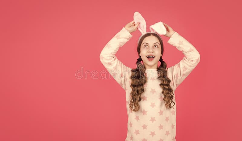 Marée orientale. prêt pour la fête. enfance heureuse. petit lapin gai. espace de copie. fête de Pâques photo stock
