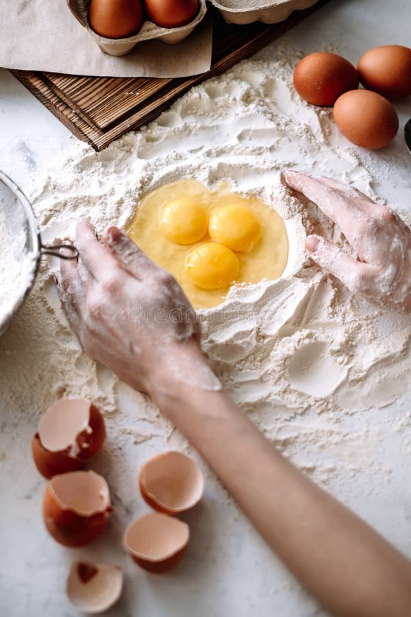 Masa De Cocina De Mujer. Huevos De Pollo En Harina En Los Ingredientes De La Mesa De La Cocina Foto de archivo - Imagen de panadero, huevo: 188331020 Masa De Cocina De Mujer. Huevos De Pollo En Harina En Los Ingredientes De La Mesa De La Cocina Foto de archivo - Imagen de panadero, huevo: 188331020