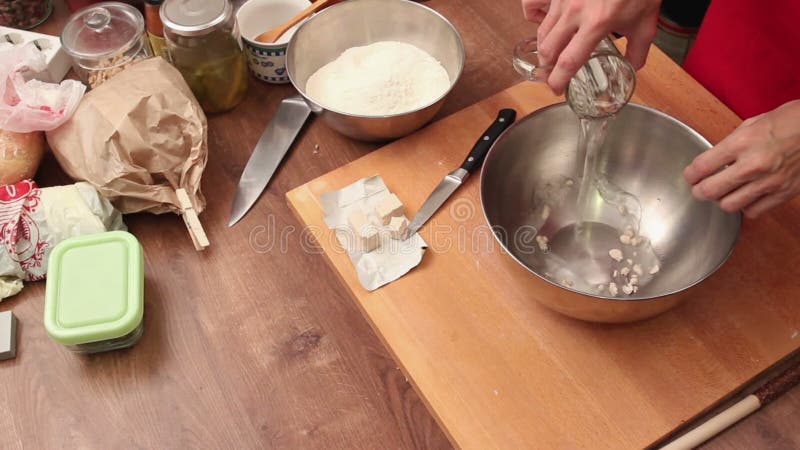 Masa haciendo sal de levadura fresca y agua