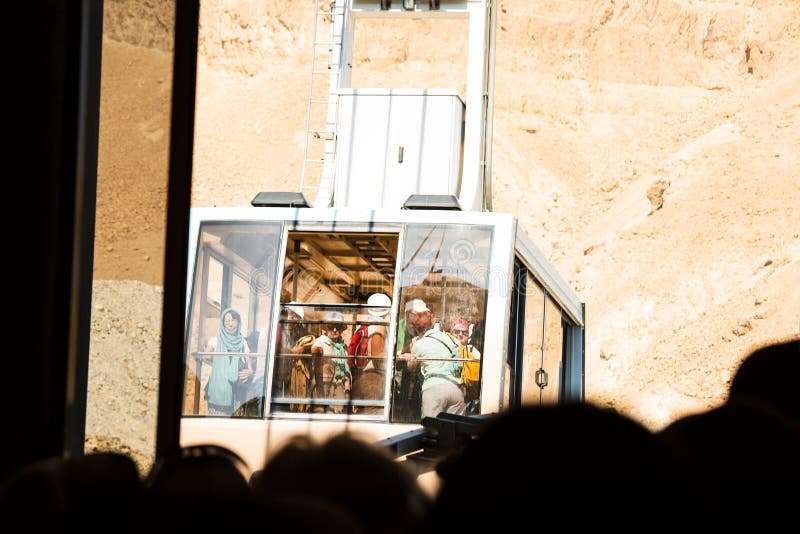 MASADA, ΙΣΡΑΉΛ - 22 ΜΑΡΤΊΟΥ 2019: Τίτλος τελεφερίκ στην κορυφή του εθνικού πάρκου Masada στοκ εικόνες MASADA, ΙΣΡΑΉΛ - 22 ΜΑΡΤΊΟΥ 2019: Τίτλος τελεφερίκ στην κορυφή του εθνικού πάρκου Masada στοκ εικόνες
