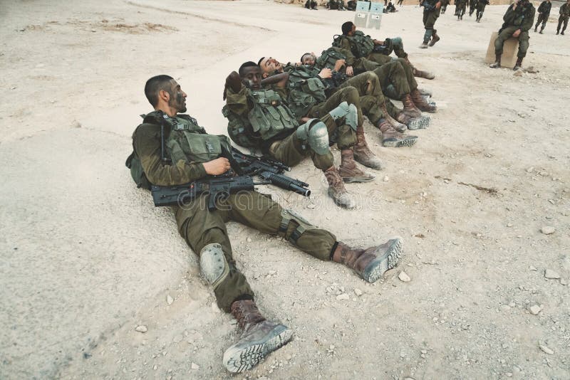 Masada, Ισραήλ 23 Οκτωβρίου 2018: Οι στρατιώτες του ισραηλινού στρατού που βρίσκεται στο έδαφος και που στηρίζεται μετά από τους στοκ φωτογραφία Masada, Ισραήλ 23 Οκτωβρίου 2018: Οι στρατιώτες του ισραηλινού στρατού που βρίσκεται στο έδαφος και που στηρίζεται μετά από τους στοκ φωτογραφία