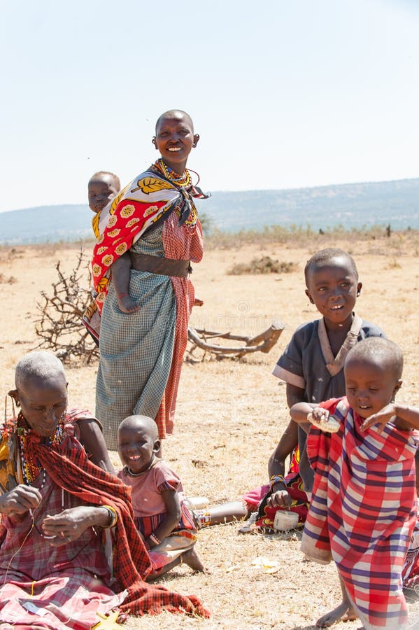 Masaimensen, Vrouwen en Kinderen van Maasai-Stamzitting op grond, Tanzania, Afrika stock afbeelding Masaimensen, Vrouwen en Kinderen van Maasai-Stamzitting op grond, Tanzania, Afrika stock afbeelding