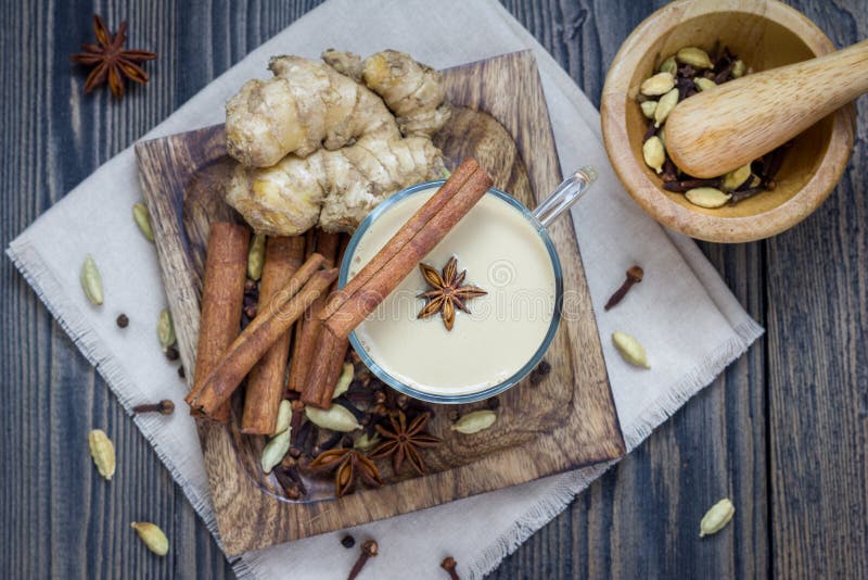 Masala Chai Mit Gewürzen Zimtstange, Kardamom, Ingwer, Nelke, Sternanis ...