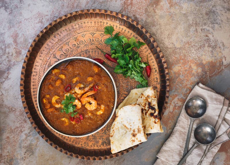 Masala de crevette de cari de crevette rose garni avec le cilantro image libre de droits Masala de crevette de cari de crevette rose garni avec le cilantro image libre de droits