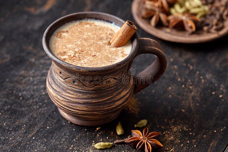 Masala drog techai latte som hemlagat varmt indiskt sött mjölkar den kryddade drinken, ingefäran, nya kryddor, och örter blandar arkivfoton Masala drog techai latte som hemlagat varmt indiskt sött mjölkar den kryddade drinken, ingefäran, nya kryddor, och örter blandar arkivfoton