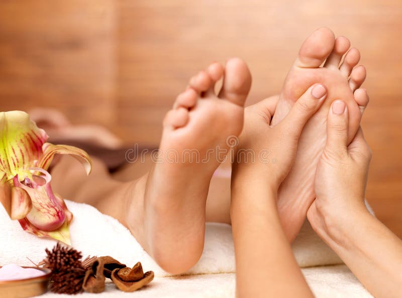 Masaż ludzka stopa w zdroju salonie