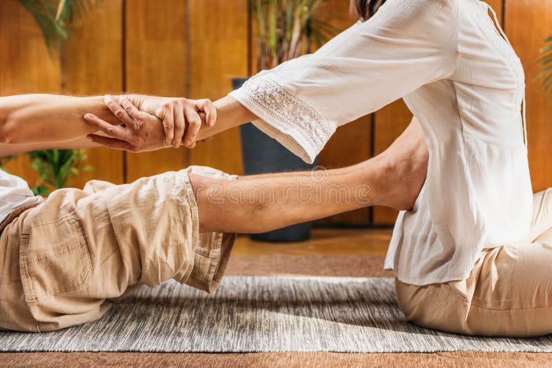 Masaż tradycyjnej terapii tajskiego jogi