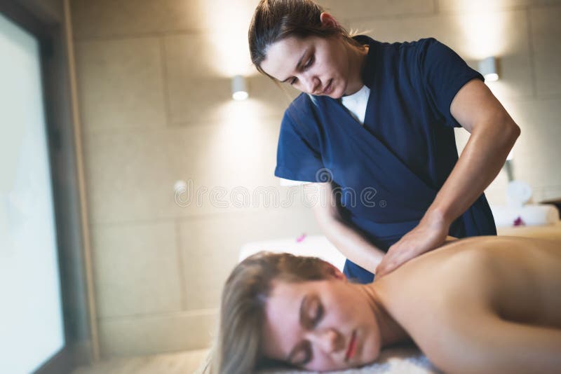 Masażysty masowania plecy kobieta zdjęcia stock Masażysty masowania plecy kobieta zdjęcia stock