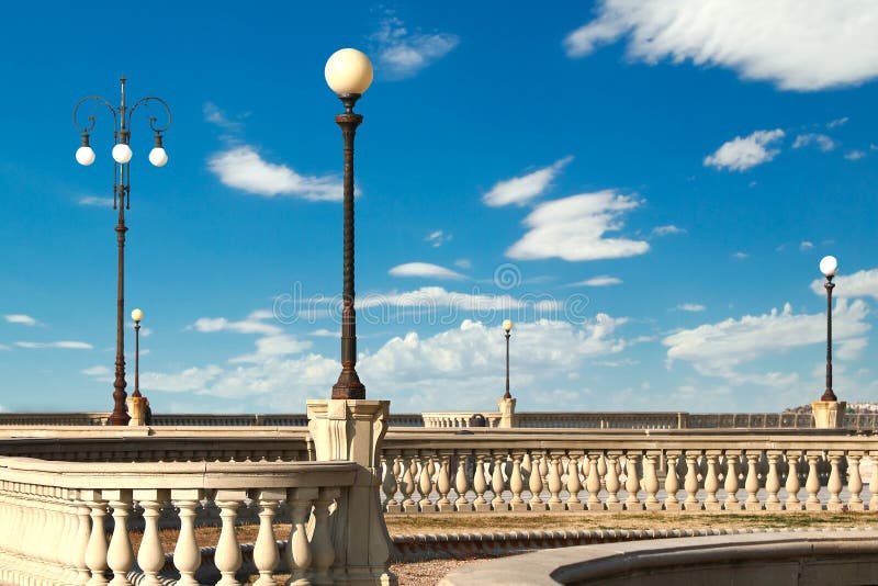 Terraza a su calles lámparas.