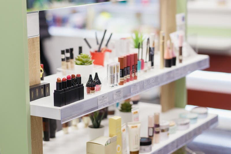 Mascara, lippenstiftenmeetapparaten en de producten van de huidzorg in de kosmetische opslag