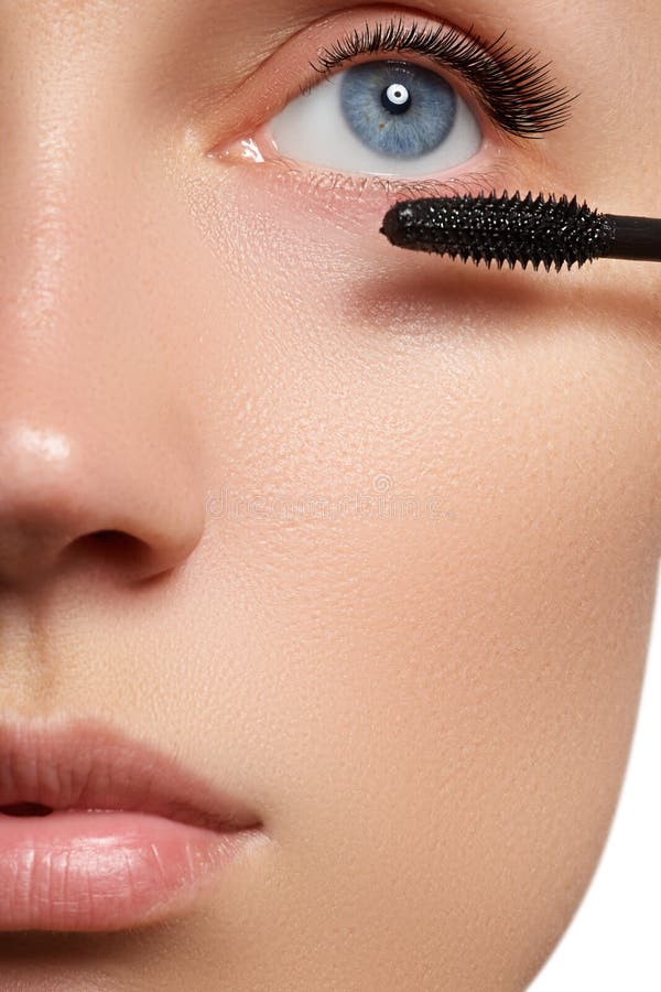 Mascara som applicerar närbilden, långa snärtar Ögonfransförlängningar royaltyfri bild Mascara som applicerar närbilden, långa snärtar Ögonfransförlängningar royaltyfri bild